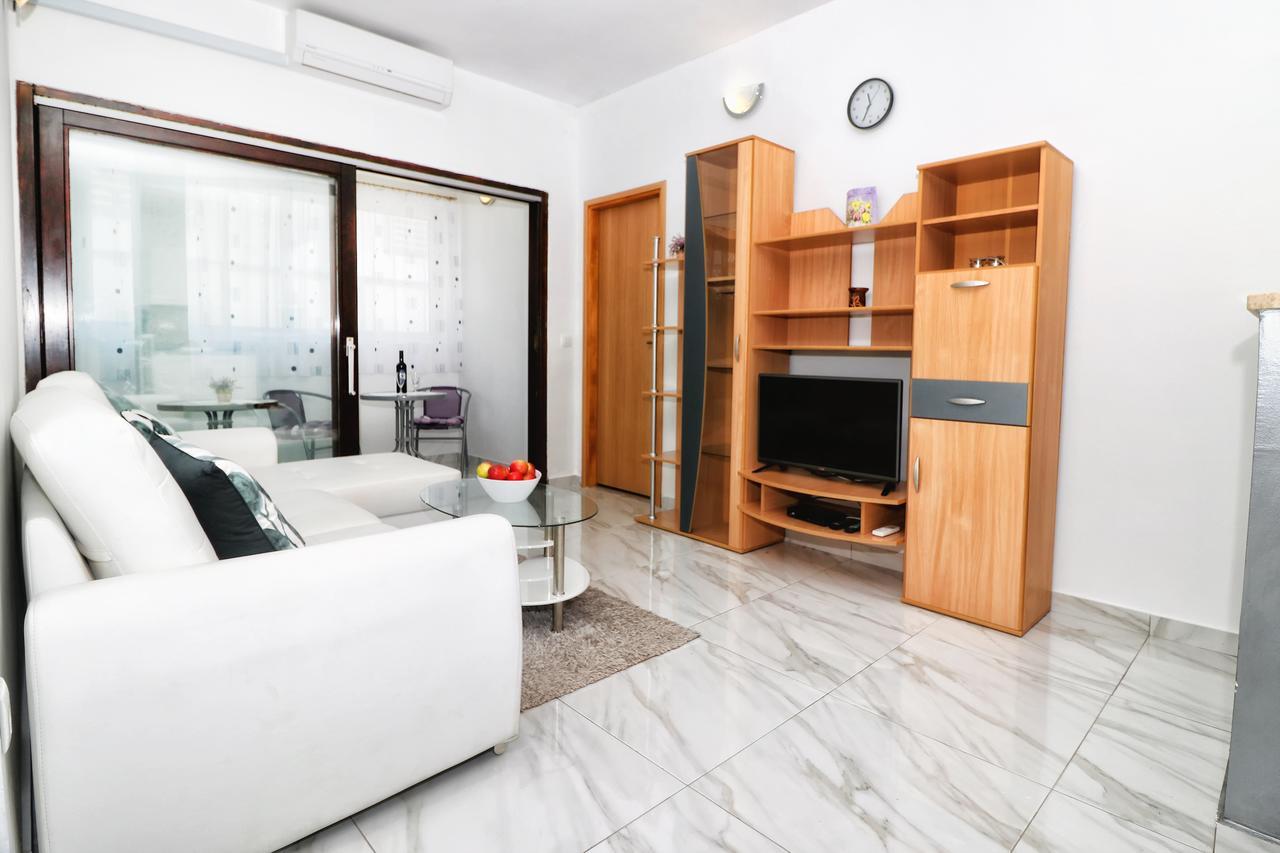 Apartments Amalia ロヴィニ エクステリア 写真